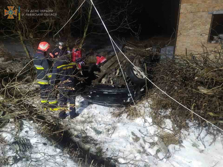 Біля Львова автомобіль в'їхав у електроо…