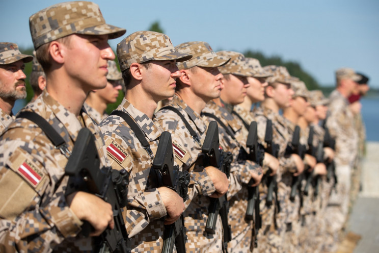 Латвия планирует отправить военнослужащи…