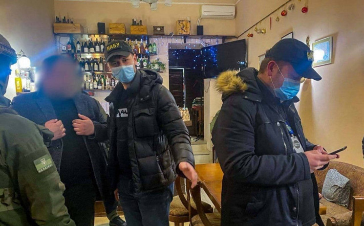 "Слугу" Кузьміних затримали при отриманн…