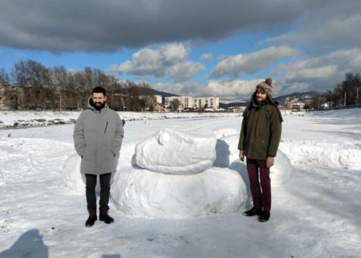 Зимові забави: У Мукачеві зі снігу зліпи…