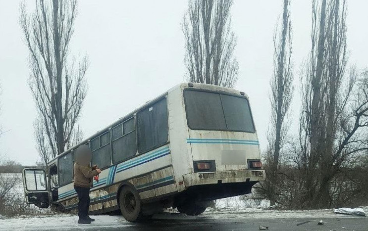 На Полтавщині автобус протаранив легкови…
