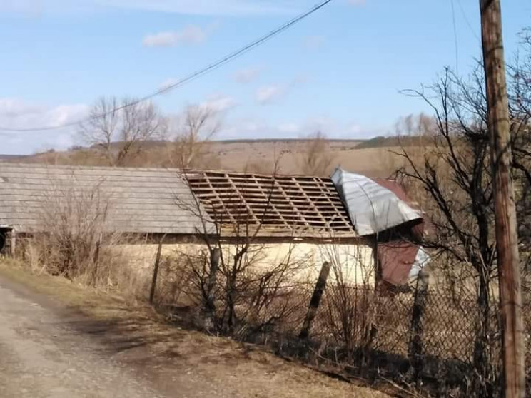 Шквальний вітер на Тернопільщині валить…