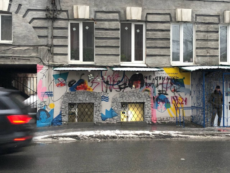 В Харькове вандалы уничтожили мурал на с…