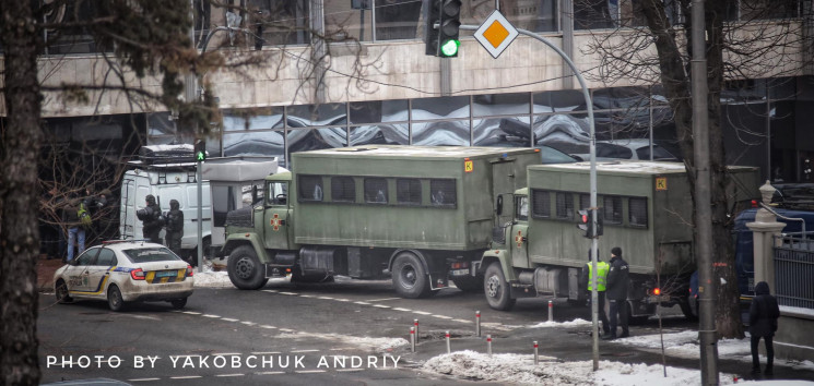 В Киеве под Раду подогнали автозаки и по…