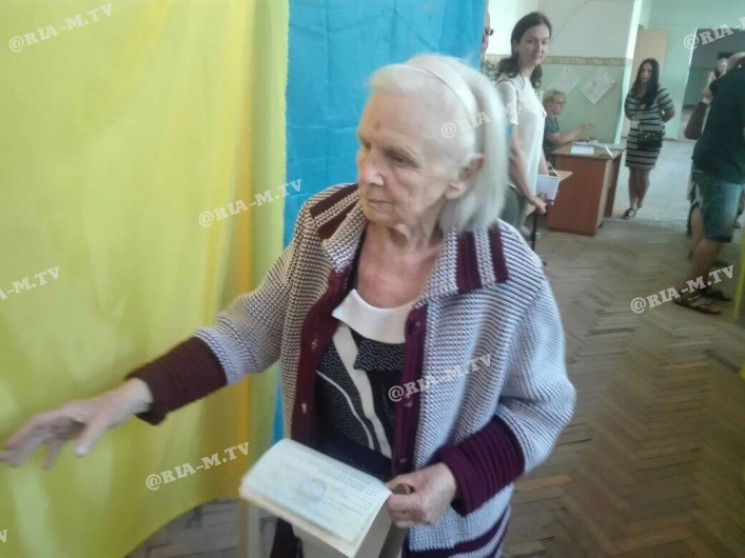 В Мелитополе пенсионеры ринулись на изби…