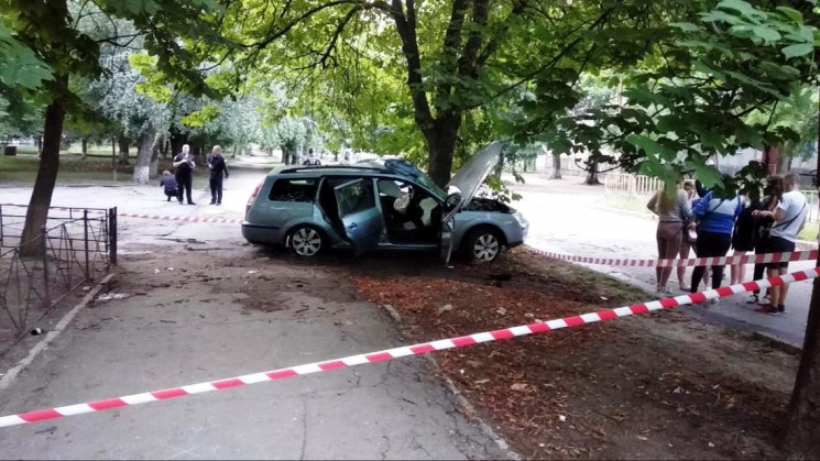 На Днепропетровщине машина врезалась в д…