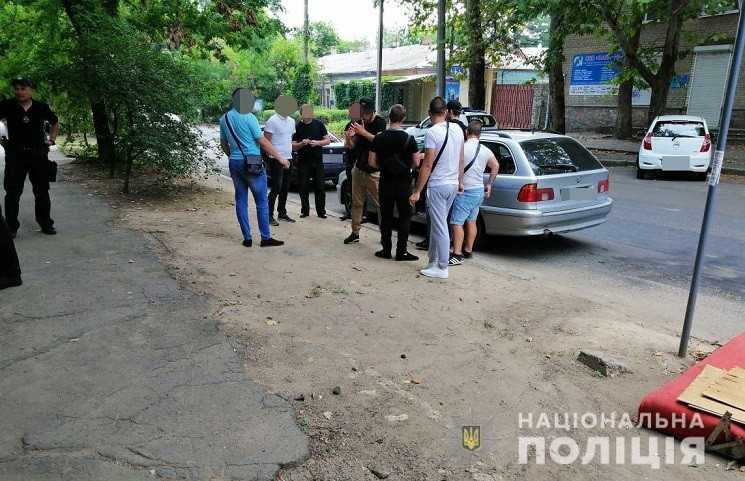 У Миколаєві біля виборчої комісії затрим…