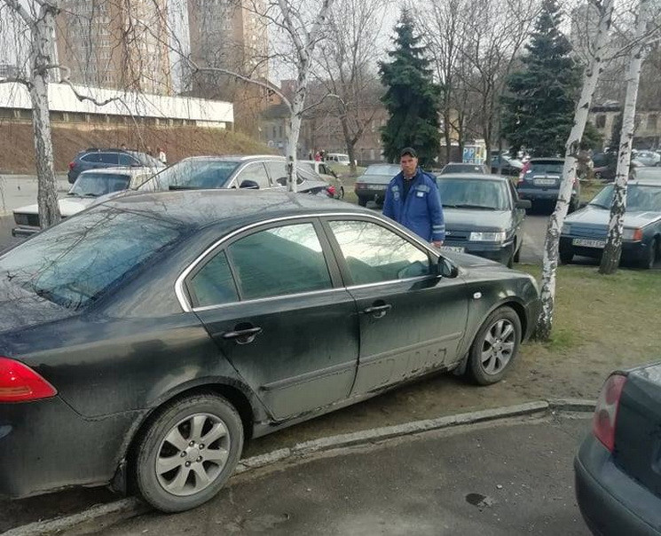 У центрі Дніпра паркувальники беруть гро…