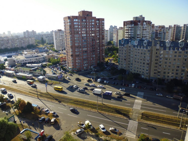 У Києві на Позняках на місці ринку вирос…