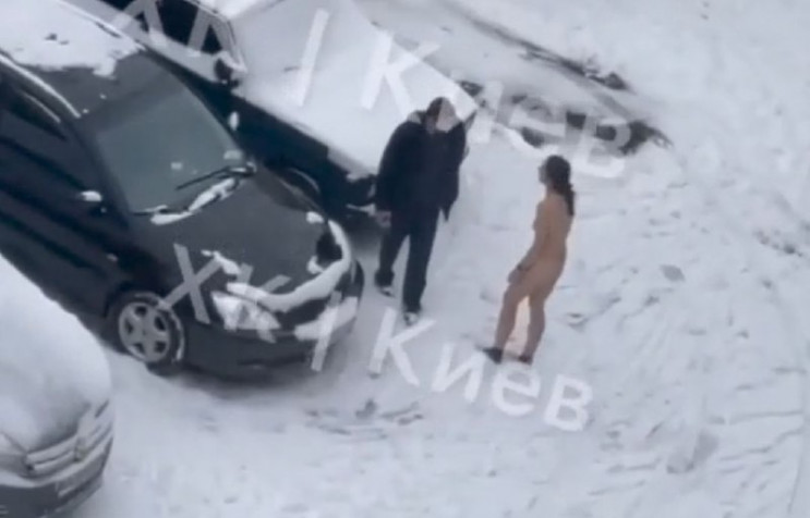 В Киеве на Троещине голая женщина бегала…
