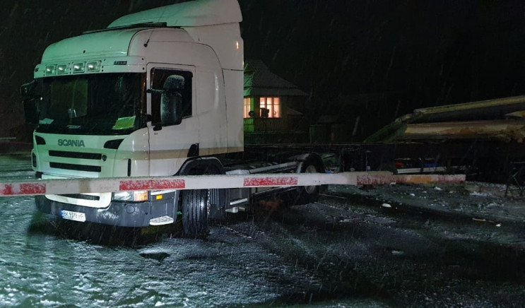 В Ровенской области грузовик попал под п…