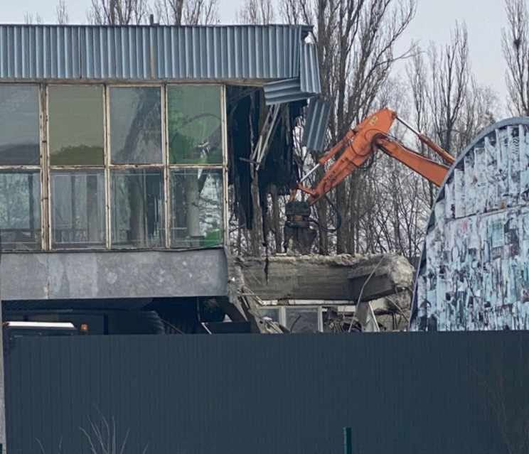 Обещали сохранить здание: В Киеве на ВДН…