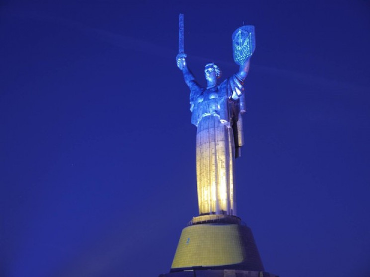 У Києві засвітять "Батьківщину-Мати" нац…