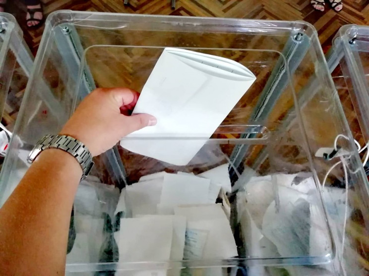 На Житомирщині виборці голосують без пас…