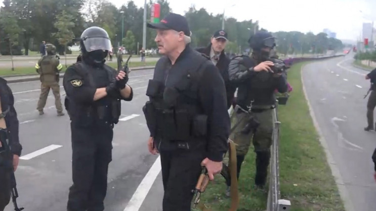 "Даже шлем забыл надеть": Лукашенко расс…