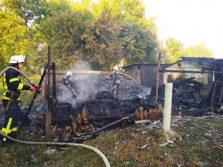 В Запорожье сгорел склад старых автоколе…