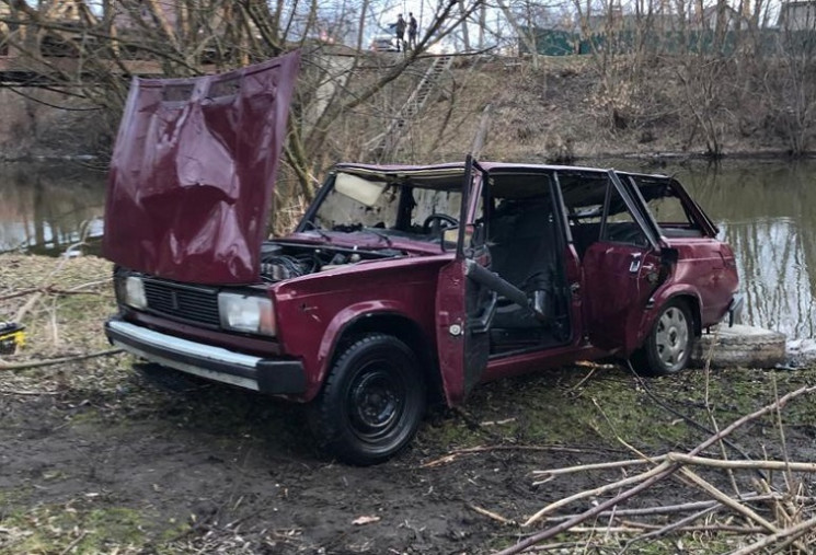 У Червонограді автомобіль злетів з моста…