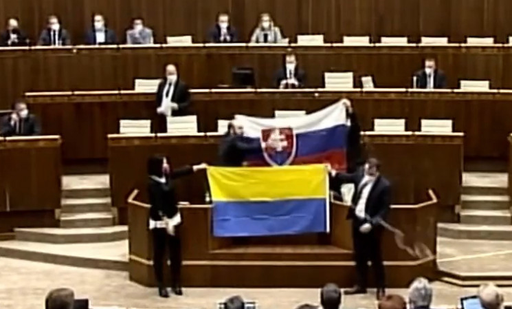 У Словаччині депутати облили прапор Укра…