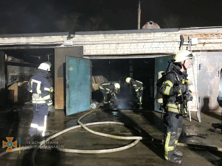 В Запорожье во время пожара в гараже пос…