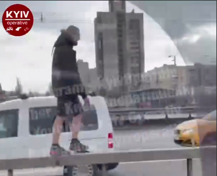 У Києві чоловік у шортах виліз на відбій…