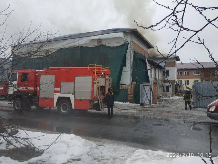 В Харькове тушат масштабный пожар: Из зд…
