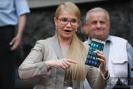 Тимошенко і Ко: Смартфон від Зеленського…