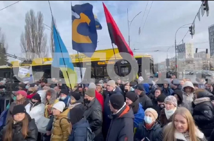 В Киеве перекрыли Соломенскую площадь из…