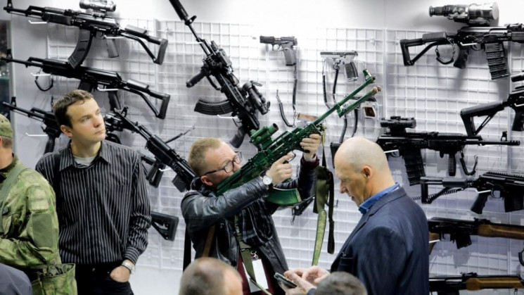 У Києві люди масово скуповують зброю на…