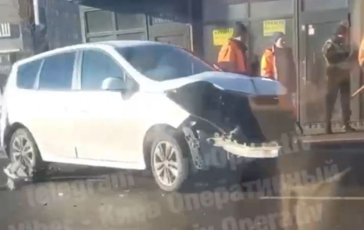 У Києві на Великій кільцевій Renault ви…