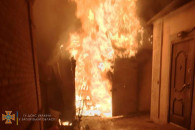 В Запорожской области сгорел гараж с авт…