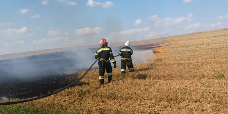 На Тернопільщині пожежники гасять вогонь…