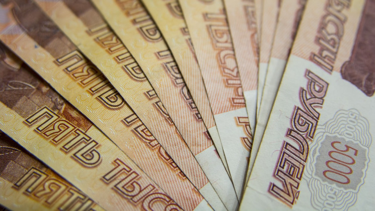 Російський рубль обвалився на тлі загроз…