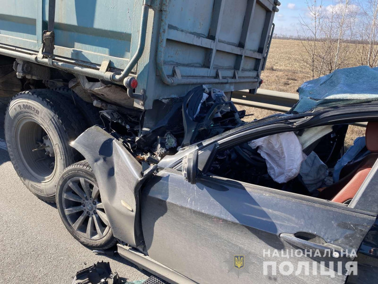 Водитель легковушки погиб: На трассе на…