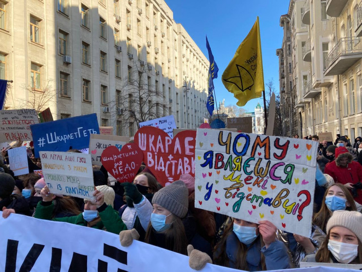 В Киеве на Банковой сотни людей требуют…