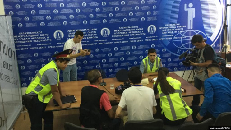 В Казахстане на пресс-конференции "влете…