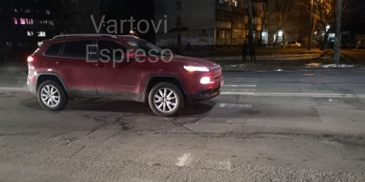 У Києві Jeep збив двох людей на пішохідн…