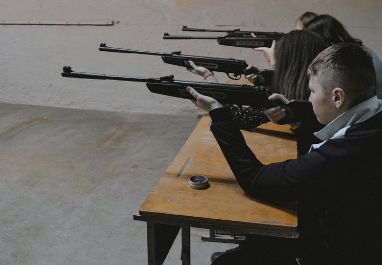 Старшокласників у Львові вчать стріляти…