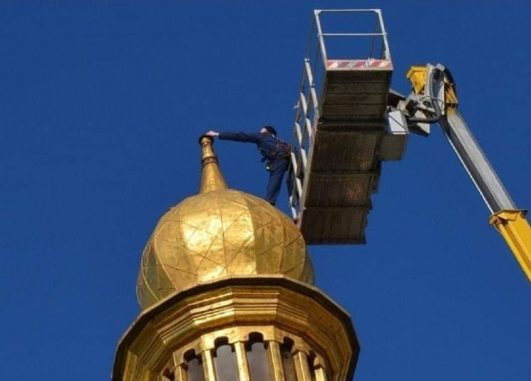 В Киеве начали реставрацию креста на Соф…