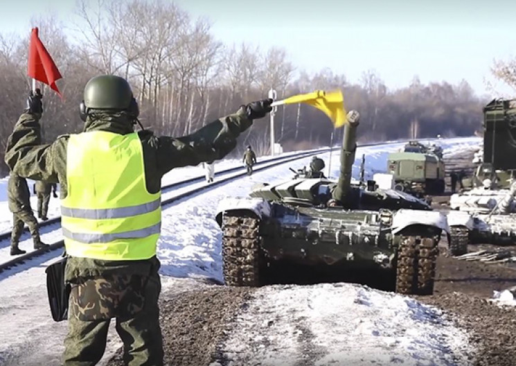 Россия демонстрирует, как отводит танки…