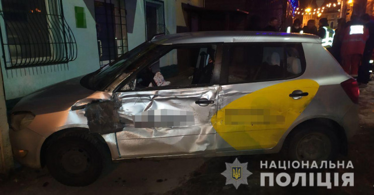 В Харькове такси после столкновения с фу…