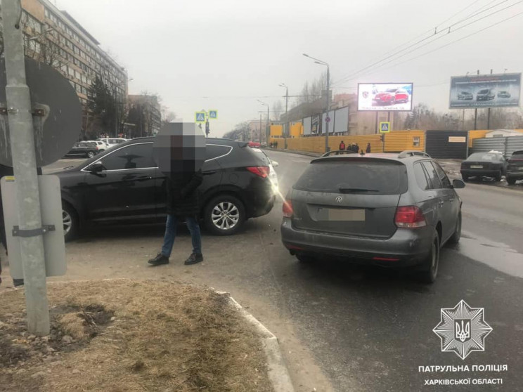 В Харькове три автомобиля не поделили пр…