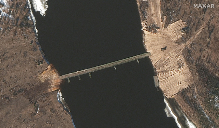 Россия за одну ночь построила мост через…