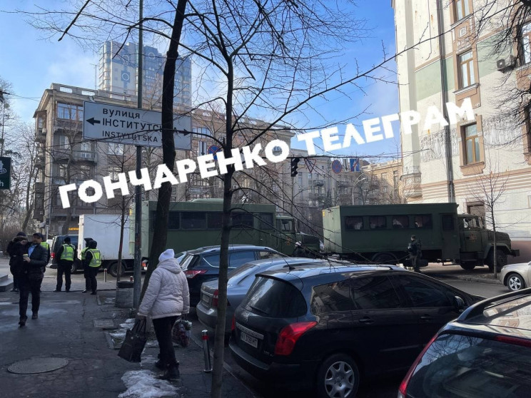 У Києві до урядового кварталу стягнули а…