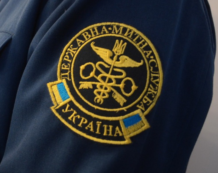 Закарпатського митника підозрюють у служ…