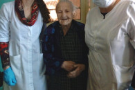 91-річна Марія Кутлик вакцинувалася прот…