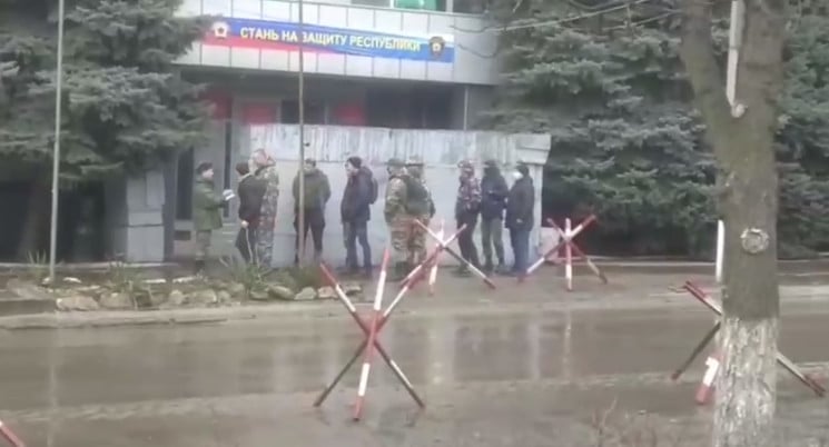 В Луганске якобы раздают оружие мужчинам…