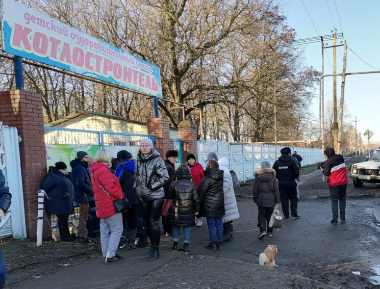 Евакуйованих мешканців "ДНР" вже півдоби…