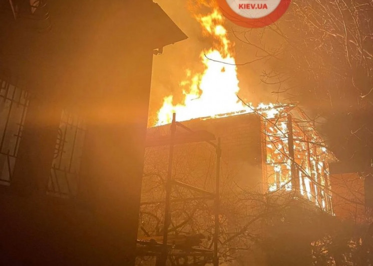 У Києві на Оболоні повністю згорів житло…