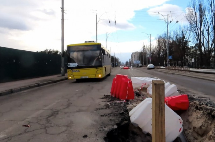 У Києві на Кіото утворилась величезна ям…