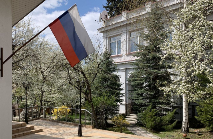 Российское консульство во Львове приоста…